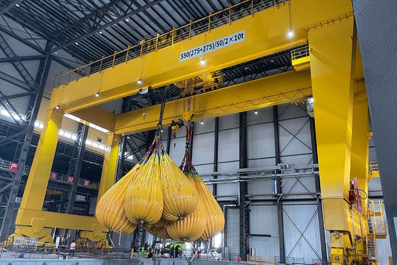 再添重器！衛(wèi)華550噸新中式門式起重機(jī)圓 滿完成重載試驗(yàn)！