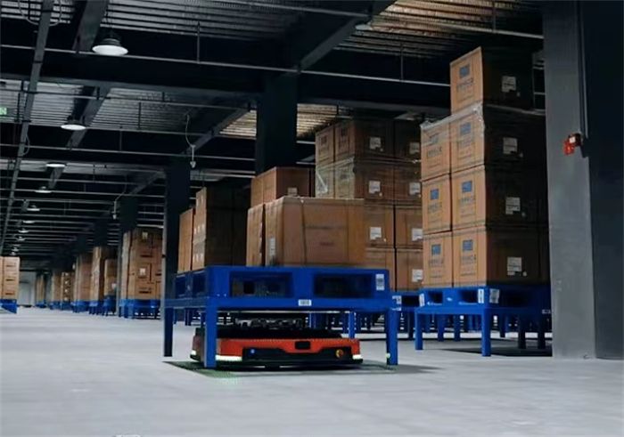 獻(xiàn)禮卅五華誕｜衛(wèi)華35臺(tái)AGV搬運(yùn)機(jī)器人 批量交付，引 領(lǐng)倉(cāng)儲(chǔ)智能化新潮流